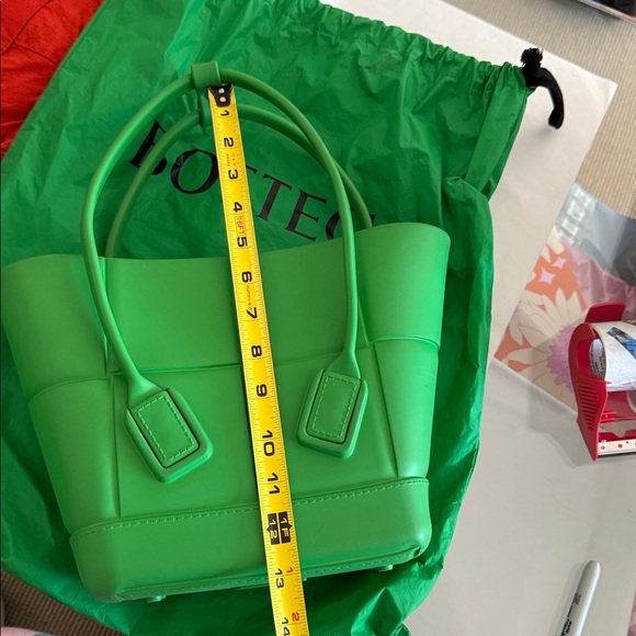 Bottega Veneta THE ARCO rubber tote bag - Picture 10 of 12